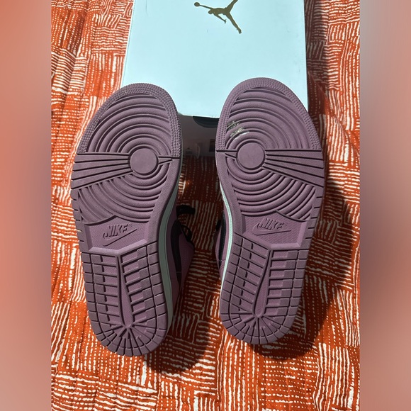 WMNS AIR JORDAN 1 LOW SE - Picture 6 of 8